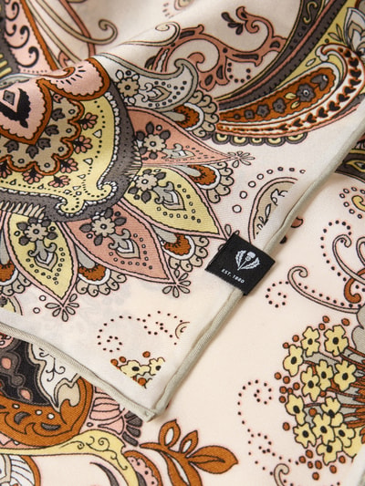 Produktfoto, Tuch aus reiner Seide Modell 'Nicki' von FRAAS, Paisley-Muster in Beige, Braun und Gelb, leichte glatte Textur, Logo-Detail, rechteckige Form, Größe 50 cm breit