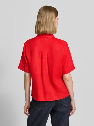 Männermodel trägt Regular Fit Leinenbluse mit Logo-Stitching von Tommy Hilfiger, efekt: jednolity kolor, krój regular fit, kołnierzyk koszulowy, wyhaftowane logo, pas na plecach z zakładką cacharel, listwa guzikowa, rękaw: krótki rękaw, brustasza, materiał: len, Ganzkörperansicht Rückansicht.
