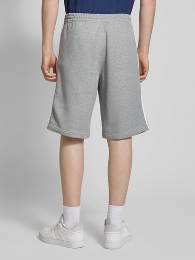 adidas Originals Regular Fit Sweatshorts mit Label-Stitching Hellgrau 5