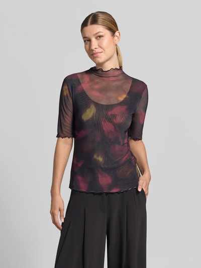 Vrouwenmodel draagt Slim Fit T-Shirt in semi-transparant design van zero, elastische materiaalmix, opstaande kraag, 1/2-mouwen, ruglengte maat 36: 58 cm, veelkleurige abstracte vormen, semi-transparante textuur, vooraanzicht bovenlichaam