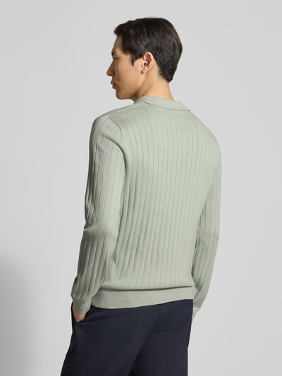 Męski model nosi Loose Fit Poloshirt aus reiner Baumwolle Modell 'TORINO' od SELECTED HOMME, kolor jednolity, widok całej sylwetki od tyłu.