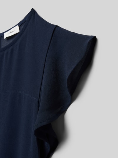 Mädchen trägt fließendes Chiffonkleid mit Plissee-Rock von s.Oliver RED LABEL in Optik: Unifarben, Nahaufnahme Oberkörper.