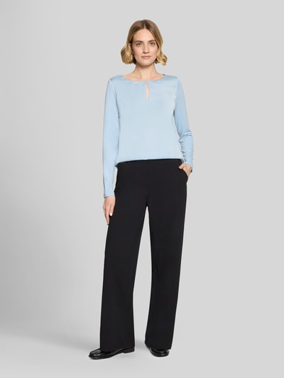 Frauenmodel trägt Regular Fit Langarmshirt aus Viskose-Mix von BETTY BARCLAY in Hellblau, unifarben, schimmernd, Ganzkörperansicht von vorne.