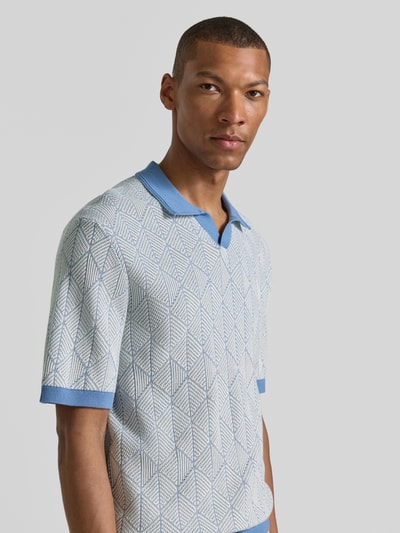 Männermodel trägt Slim Fit Poloshirt in Strick-Optik Modell 'Blake' von Jack & Jones Premium aus Reine Baumwolle, Nahaufnahme Oberkörper.