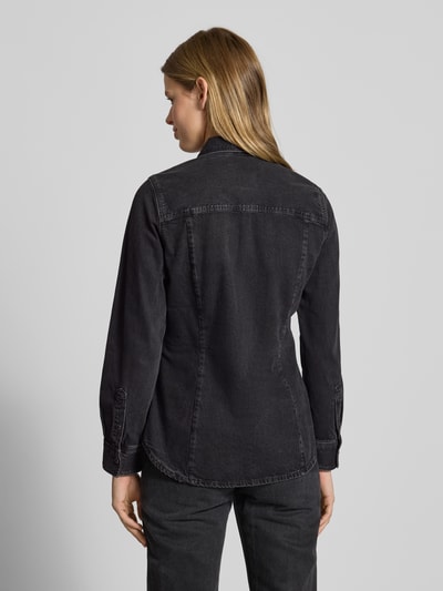 Kobiece model prezentuje Slim Fit Jeansbluse mit Brusttaschen von G-Star Raw, bawełna, kołnierzyk koszulowy, listwa guzikowa, kieszenie na piersi, długość tyłu 67 cm, długość rękawów 56 cm, widok całej sylwetki od tyłu.