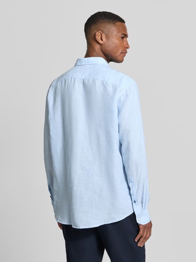 Männermodel trägt Casual Fit Vrijetijdsoverhemd uit zuiver linnen, lichtblauw, met kentkraag en knoopsluiting, OLYMP Level Five, ruglengte 77 cm, schouderbreedte 49 cm, mouwlengte 67 cm, Ganzkörperansicht Rückansicht.