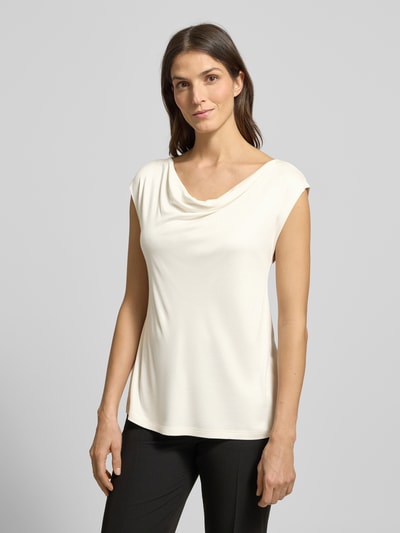 Frauenmodel trägt Regular Fit Blusentop aus reiner Viskose von s.Oliver BLACK LABEL in Unifarben, weich fließender Satin, Nahaufnahme Oberkörper.