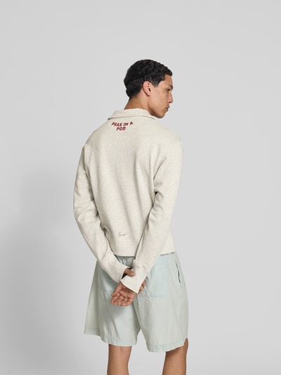 Männermodel trägt Pullover mit Pailettenbesatz von Kenzo in Beige, Strick-Optik, Regular Fit, reine Baumwolle, Rückansicht Ganzkörperansicht.