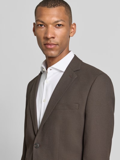 Männermodel trägt dunkelbraunes Slim Fit Sakko mit Woll-Anteil Modell 'SLIM-NEIL' von Selected, glatte Struktur, Nahaufnahme Oberkörper