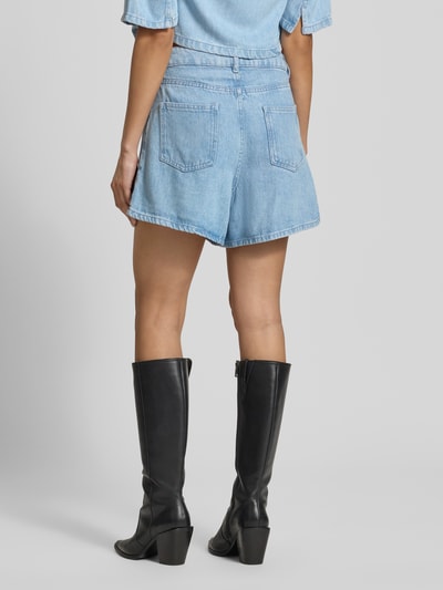 Frauenmodel trägt Straight Fit Shorts aus reinem Lyocell Modell 'Saphina' von MSCH Copenhagen in Denim-Optik mit Eingriff- und Gesäßtaschen, Knopf- und Reißverschluss, hellblaue Farbe, strukturierte Oberfläche, Bundweite bei Größe S: 39 cm, Innenbeinlänge bei Größe S: 11 cm, Ganzkörperansicht Rückansicht.