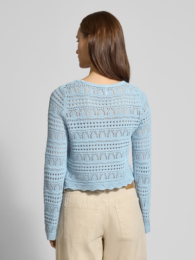 Frauenmodel trägt Cropped Strickpullover aus Baumwoll-Mix Modell 'ELKE' von ONLY, Optik: Unifarben, Lochstrickmuster, Boxy-Fit, Rundhals, Langarm, Materialverarbeitung: Lochstrick, Material: Baumwoll-Mix, Ganzkörperansicht Rückansicht.