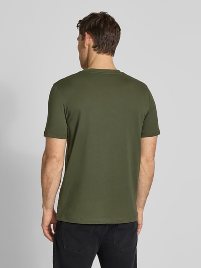 Męski model nosi Regular Fit T-Shirt aus reiner Baumwolle od s.Oliver RED LABEL, kolor jednolity, krój regular fit, bawełna, całkowity widok z tyłu.