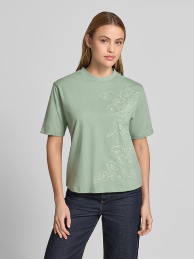Vrouwenmodel draagt T-Shirt met Motiv-Stitching en ronde hals van JAKE*S STUDIO WOMAN, recht model, zuiver katoen, vooraanzicht bovenlichaam.