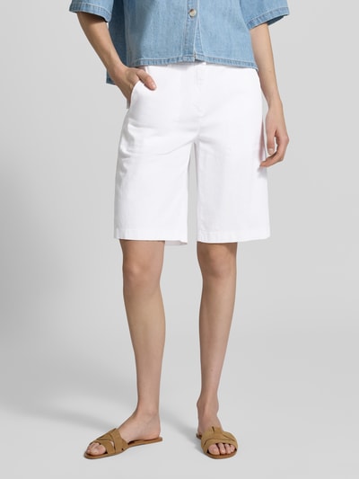 Frauenmodel trägt Regular Fit Bermudas aus Baumwoll-Mix Modell 'STELLA' von Cambio, Optik: Unifarben, Label-Patch, Gürtelschlaufen, Ganzkörperansicht von vorne.
