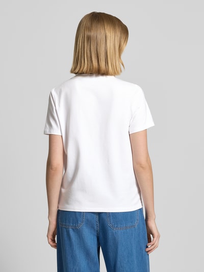Frauenmodel trägt T-Shirt mit Rundhalsausschnitt von comma, mieszanka bawełny i modalu, krój regular fit, hafty, nadruk z napisem, okrągły dekolt, długość tyłu w rozmiarze 36: 49 cm, widok całej sylwetki z tyłu