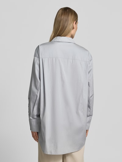 Frauenmodel trägt Oversized Hemdbluse aus reiner Baumwolle von Marc O'Polo in Uni-Optik, Popeline, Rückansicht Ganzkörperansicht.