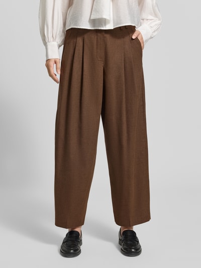 Frauenmodel trägt Regular Fit Weite Hose mit Viskose-Woll-Anteil Modell 'MAYLA 6/8' von Raffaello Rossi, braun, lockerer Schnitt, Damen Weite Hose, Ganzkörperansicht von vorne.