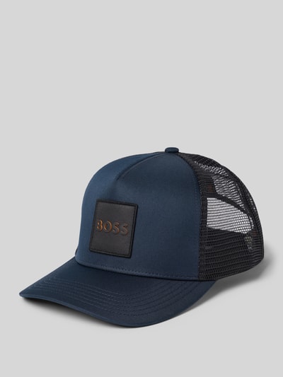 Produktfoto, dunkelblaue Cap mit Label-Patch von BOSS, schwarze Mesh-Einsätze, gebogener Schirm, glatte Struktur, Herren Cap von BOSS