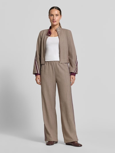 Vrouwenmodel draagt Regular fit jack met viscose van Liu Jo Model 'GIACCA', elastische materiaalmix, opstaande kraag, ritssluiting, mouwboordjes, ruglengte 52 cm, schouderbreedte 42 cm, borstwijdte 43 cm, mouwlengte 61 cm, beige met bordeaux details, structuur met fijngestreepte textuur, full body vooraanzicht.