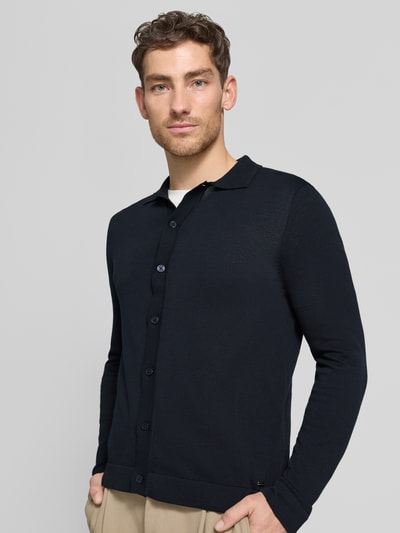 Männermodel trägt Strickjacke mit Polokragen Modell 'CAMICIA IN MAGLIA' von MARKUP, dunkelblau, Slim Fit, Nahaufnahme Oberkörper.