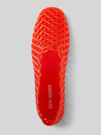 Produktfoto, Ballerinas mit glatter Sohle Modell 'Grove2.0' von Steve Madden in leuchtendem Rot, Abgerundete-Spitze, Schlupfform, Absatzhöhe: 1 cm, Schafthöhe: 7 cm, Schaftweite: 15 cm, mit rautenförmiger, durchbrochener Struktur und glatter Textur