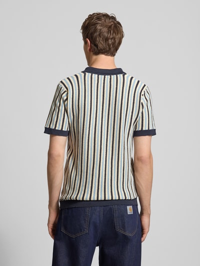 Männermodel trägt Regular Fit Poloshirt in Strick-Optik Modell 'Carly' von Blend mit Streifenmuster, Rückenansicht, reine Baumwolle.