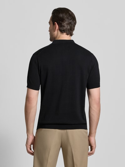 Männermodel trägt Regular Fit Poloshirt in Strick-Optik von Christian Berg Men, reine Baumwolle, kurzärmelig, Rückenlänge 63 cm, Ganzkörperansicht Rückansicht.