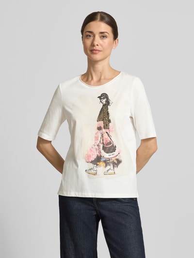 Männermodel trägt T-Shirt mit Motiv-Print und Pailletten von Oui in Weiß, reine Baumwolle, krój regular fit, Rundhalsausschnitt, Ganzkörperansicht von vorne