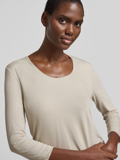 Frauenmodel trägt Longsleeve mit 3/4-Arm Modell 'Kirosa Fine' von Someday, beige, glatter Viskose-Elasthan-Mix, Nahaufnahme Oberkörper.