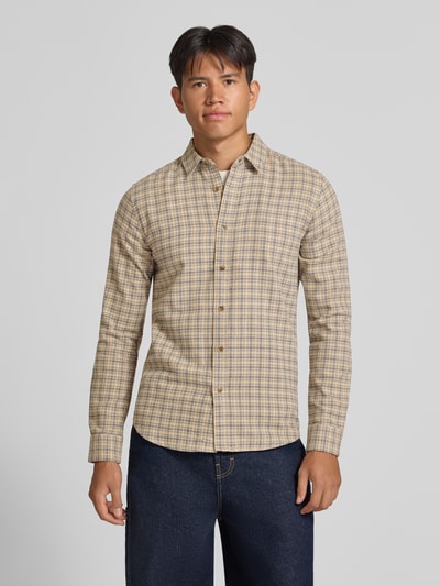 Männermodel trägt Slim Fit Freizeithemd aus reiner Baumwolle Modell 'GUDMUND' von ONLY, beigebraunes Karomuster, Ganzkörperansicht von vorne, Herren Freizeithemd von ONLY & SONS.