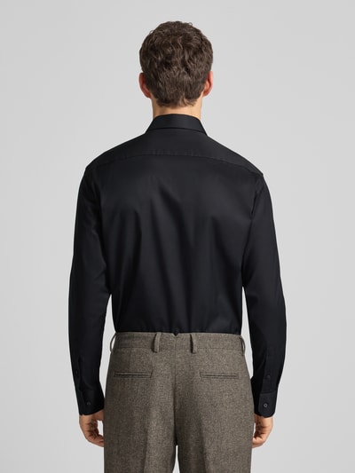 Męski model nosi Comfort Fit Business-Hemd mit Brusttasche od ETERNA, czarna bawełna, widok całej sylwetki z tyłu.