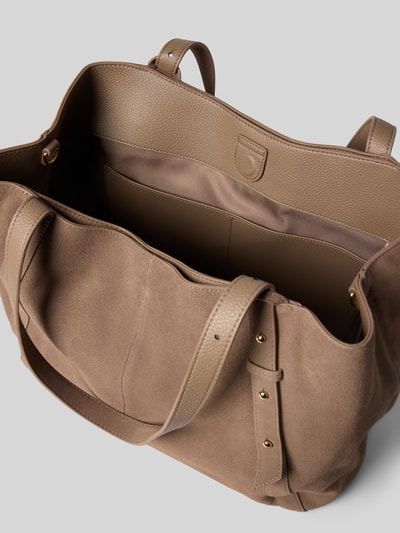 Produktfoto, Shopper aus Kalbsleder mit Label-Detail von Hey Marly in Beige mit Tragehenkel, Hauptfach mit Magnetverschluss, innenliegende Fächer, Maße: Breite 40 cm, Länge 31 cm, Tiefe 21 cm, Schulterriemen 58 cm, strukturierte Oberfläche, weiche Textur