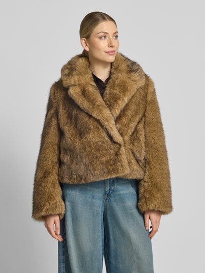 Frauenmodel trägt Jacke aus Kunstfell mit Reverskragen Modell 'ADWELL' von DRYKORN, braune Töne, weiche Textur, Regular Fit, Ganzkörperansicht von vorne. Rückenlänge, Schulterbreite, Brustweite und Ärmellänge beziehen sich auf Größe 36.