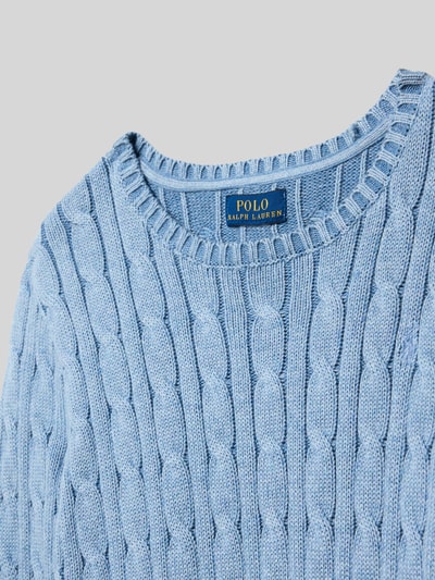 Produktfoto, Regular Fit Strickpullover aus reiner Baumwolle von Polo Ralph Lauren Kids in Hellblau, Zopfmuster, Logo-Stitching, Bi-Color, Crew Neck, Struktur durch Strick und Rippen an Ärmeln und Saum
