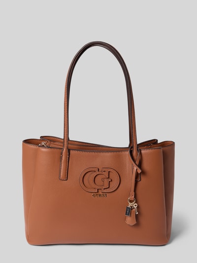 Produktfoto, Tote Bag in Leder-Optik Modell 'Isola' von Guess, Logo-Detail, geteiltes Hauptfach mit Reißverschluss, schmale Schulterriemen, Farbe Braun, fein strukturierte Oberfläche, Maße 37x27x15 cm, Länge Schulterriemen 62 cm.