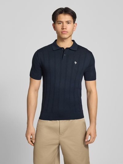 Männermodel trägt Slim Fit Strick-Poloshirt mit Label-Stitching von REVIEW in Dunkelblau, Zopfmuster, Knopfleiste, reine Baumwolle, Ganzkörperansicht von vorne.