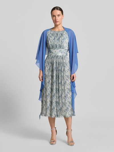 Vrouwenmodel draagt Relaxed Fit Cocktail-jack in semi-transparant design van Vera Mont, dames cocktail jack met V-hals, knoopsluiting, halflange mouwen in blauwtinten, rechte lijnen en luchtige textuur. Vooraanzicht volledige lichaam.