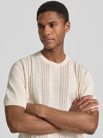 Männermodel trägt Relaxed Fit T-Shirt aus reiner Baumwolle von Armedangels, Optik: Unifarben, Feinstrick, Label-Patch, Rundhals, Kurzarm, Ganzkörperansicht von vorne.