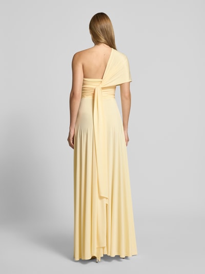 Frauenmodel trägt Abendkleid mit rückseitiger Bindung und V-Ausschnitt von Rose Avenue, Maxikleid, Taillierter Schnitt, Drapierungen, Rückseite, Rückenlänge 22 cm, Brustweite 34 cm, Ganzkörperansicht Rückansicht.