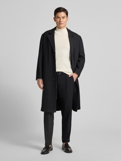 Männermodel draagt Pantalon met persplooien en achterzakken, materiaalmix met viscose, regular fit, model 'SALTO' van Cinque, volledige vooraanzicht.
