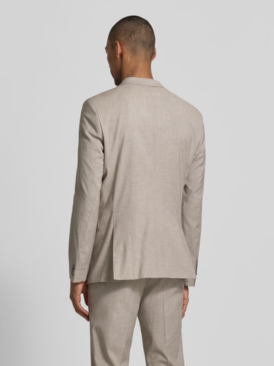 Männermodel trägt Super Slim Fit Sakko aus Viskose-Schurwoll-Mix Modell 'ARTI253X' von HUGO in lichtbeige, Ganzkörperansicht Rückansicht