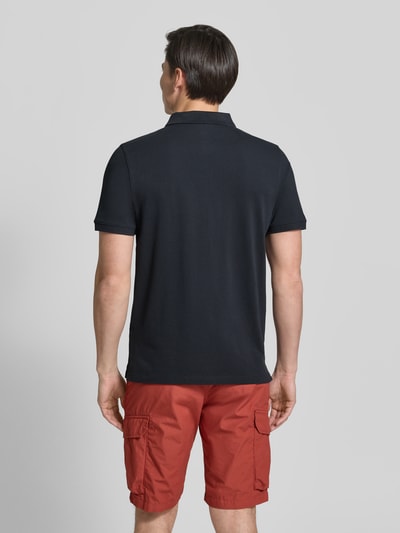 Mannenmodel draagt Regular Fit Poloshirt in unifarbenem Design van camel active, katoen-elastaan mix, zwarte kleur, rugaanzicht, ganzkörperansicht achteraan.