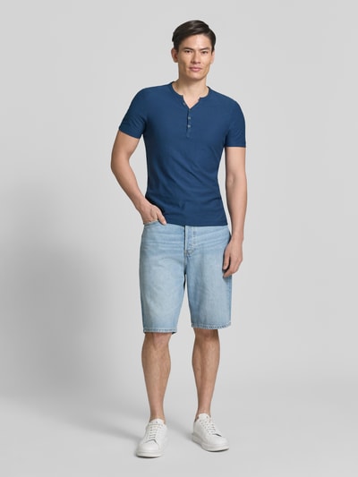 Mannelijk model draagt T-Shirt mit V-Ausschnitt und Knopfleiste van MCNEAL, blauwe tinten, katoen, regular fit, voorkant, volledige lichaamsopname.