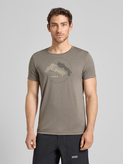 Männermodel trägt Regular Fit T-Shirt mit Rundhalsausschnitt Modell 'Bearden' von Icepeak, Logo-Print, Herren T-Shirt, Rückenlänge 69 cm bei Größe M, Ganzkörperansicht von vorne.