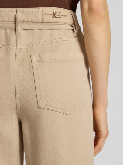 Frauenmodel trägt Wide Leg Jeans mit Eingrifftaschen von Luisa Cerano, Baumwoll-Lyocell-Mix, sandfarben, Detailaufnahme Rückansicht.