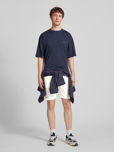 Männermodel trägt Regular Fit Jeansshorts Modell 'RICK' von Jack & Jones aus Baumwoll-Mix mit Stretch-Anteil, Eingrifftaschen, Ganzkörperansicht von vorne.