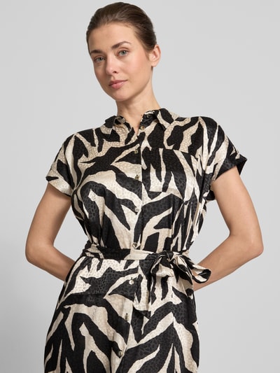 Vrouwenmodel draagt overhemdjurk met borstzak en strikceintuur van Apricot, materiaalmix met stretch, getailleerd model, midi-jurk, knoopsluiting, overhemdkraag, zwart-wit dessin, ruglengte maat S: 123 cm, borstwijdte maat S: 48 cm, mouwlengte maat S: 3 cm, nahaufnahme bovenlichaam.
