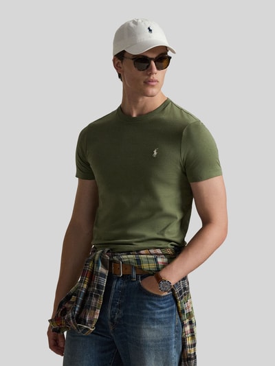 Männermodel trägt Regular Fit T-Shirt aus reiner Baumwolle von Polo Ralph Lauren in Uni-Optik mit Logo-Stitching, Jersey-Material, Ganzkörperansicht von vorne.