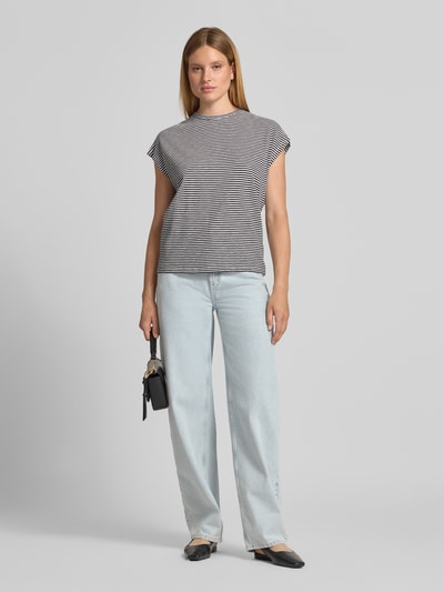 Vrouwenmodel draagt Loose Fit T-Shirt uit puur katoen van Armedangels, gestreept, tweekleurige look, ronde hals, jersey, voorkant hele lichaam