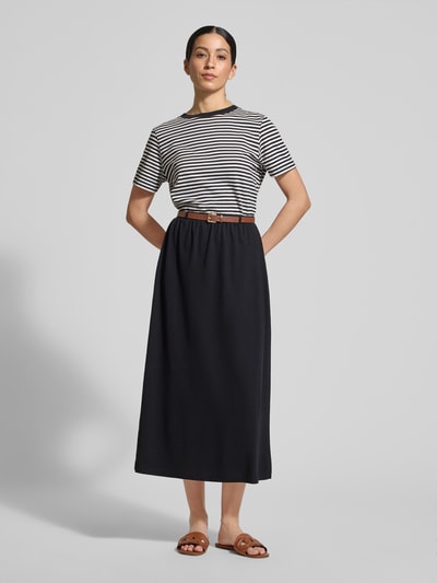 Frauenmodel trägt Maxi-Rock aus Baumwoll-Mix Modell 'LUNA' von Vero Moda, Optik: Unifarben, Passform: Leicht ausgestellt, Ganzkörperansicht von vorne